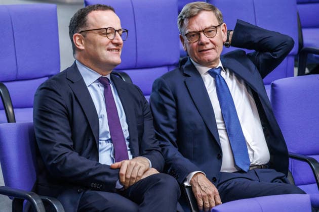 Bundestag Jens Spahn (CDU) und Johann Wadephul (CDU), Bundesaussenminister im Deutschen Bundestag am 21.05.26 in Berlin. Berlin Berlin Deutschland Bundestag