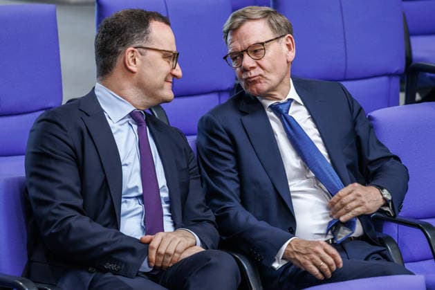Bundestag Jens Spahn (CDU) und Johann Wadephul (CDU), Bundesaussenminister im Deutschen Bundestag am 21.05.26 in Berlin. Berlin Berlin Deutschland Bundestag