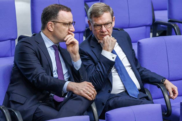 Bundestag Jens Spahn (CDU) und Johann Wadephul (CDU), Bundesaussenminister im Deutschen Bundestag am 21.05.26 in Berlin. Berlin Berlin Deutschland Bundestag