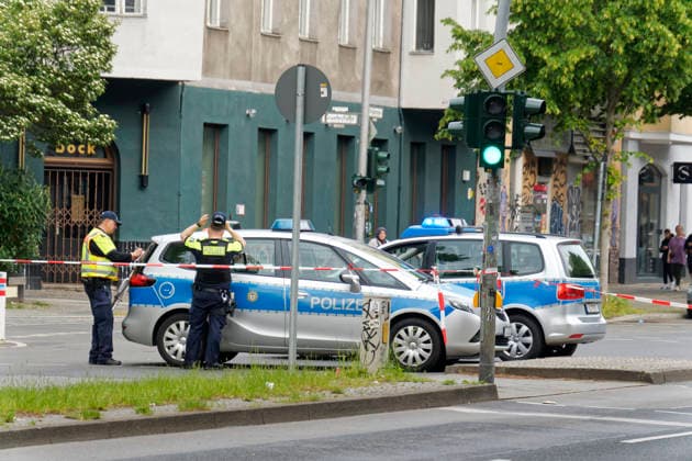 News Bilder des Tages Drive by shootingam 21.5.2026 in Berlin-Kreuzberg, Urbanstrasse, Polizeiabsperrung. Remmo Clan Mitglieder beschossen. Drive by shooting in Berlin-Kreuzberg Urbanstrasse . Von einem Motorroller aus wurde ein Passat Kombi in dem mindestens vier Angehörige des berüchtigten Remmo-Clans beschossen. 5 Projektile wurden endeckt und gesichert. Die Mordkommision ermittelt. Tatort, Polizeiabsperrung, Kripo, Mordkommision, Aktuelles, News, Clans, Gewalt, Schüsse, Drive-by-shooting