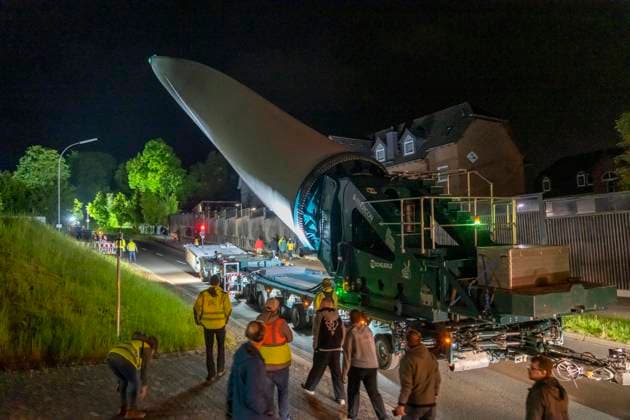 News Bilder des Tages Nächtlicher Spezial Transport eines 78 Meter langen, 25 T schweren Flügels, eines Windrads, hier in Hemer, Sauerland, mit einem Selbstfahrer Blade-Lifter Fahrzeug, das gesamte Gespann hat eine länge von 90 Metern, über eine 17 KM lange Strecke, durch Orte, Dörfer, über Landstraßen, engen Ortsdurchfahrten, zur Baustelle des Windparks, in einem Waldgebiet bei Balve, wo 3 Windkraftanlagen vom Typ Enercon E-160 entstehen, NRW, Deutschland, Rotorblatt Schwertransport