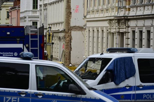 Blick auf die Polizeiabsperrung. Aufnahme aus der James-von-Moltke-Strasse in Görlitz. Hier kam es am frühen Abend des 18.5.2026 zu einem Einsturz eines bewohnten Hauses.. Rund zwei Tage nach dem Hauseinsturz in der ostdeutschen Stadt ist in den Trümmern die Leiche einer Frau gefunden worden. Görlitz, 21.05.2026 Copyright: xMatthiasxWehnertx