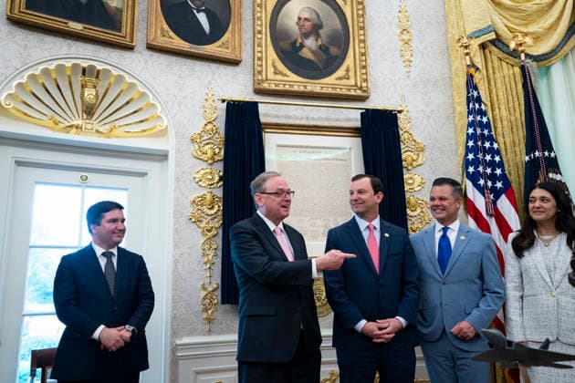 May 21, 2026, Washington, District Of Columbia, USA: WASHINGTON, DC - MAY 21: Kevin A Hassett, Director, National Economic Council (NEC), second from left, speaks at an event with U.S. President Donald Trump on May 21, 2026 in the Oval Office at the White House in Washington, D.C. Trump said he would rescind Biden-era regulations on refrigerators and air conditioners Washington USA - ZUMAs152 20260521_faa_s152_026 Copyright: xAlxDragox-xPoolxviaxCNPx
