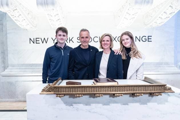 May 21, 2026, New York, New York, USA: Robin Vince, Chief Executive Officer of Bank Of New York Mellon poses with wife and children as he rings Closing Bell of the New York Stock Exchange (NYSE) in New York, NY on May 21, 2026. New York USA - ZUMAr339 20260521_znp_r339_042 Copyright: xLevxRadinx