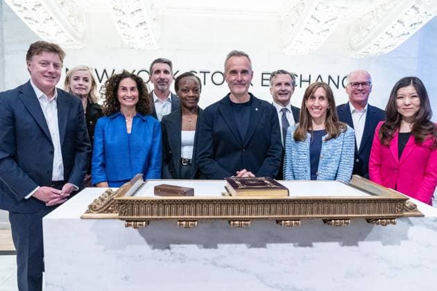 May 21, 2026, New York, New York, USA: Robin Vince, Chief Executive Officer of Bank Of New York Mellon poses with colleagues as he rings Closing Bell of the New York Stock Exchange (NYSE) in New York, NY on May 21, 2026. New York USA - ZUMAr339 20260521_znp_r339_041 Copyright: xLevxRadinx