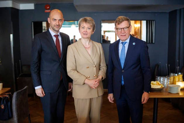 News Bilder des Tages Johann Wadephul (CDU), Bundesaussenminister, beim NATO-Aussenministertreffen in Helsingborg. Hier mit der Aussenministerin von Grossbritannien, Yvette Cooper, und den Aussenminister von Frankreich, Jean-Noel Barrot,.(L) 22.05.2026. Fotografiert im Auftrag des Auswaertigen Amtes Helsingborg Schweden Copyright: xThomasxImo AAx