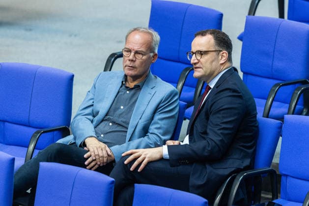News Bilder des Tages 81. Sitzung des Deutschen Bundestages am 22.05.2026 im Plenarsaal des Reichstagsgebäudes in Berlin Matthias Miersch ( Fraktionsvorsitzender Sozialdemokratische Partei Deutschlands SPD ), links - Jens Spahn ( Fraktionsvorsitzender CDU CSU Fraktion ), rechts