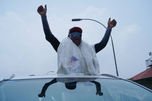 May 22, 2026, Kathmandu, Bagmati, Nepal: Fans and relatives welcome Kami Rita Sherpa, who recently made a world record by climbing Everest for the highest 32 times, in Kathmandu, Nepal on May 22, 2026. Kathmandu Nepal - ZUMAd164 20260522_zip_d164_009 Copyright: xAryanxDhimalx
