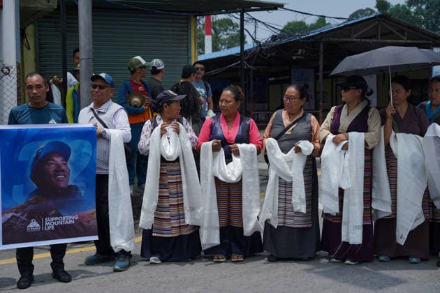 May 22, 2026, Kathmandu, Bagmati, Nepal: Fans and relatives gather at the domestic terminal of the Kathmandu airport to welcome Kami Rita Sherpa, who recently made a world record by climbing Everest for the highest 32 times, Nepal on May 22, 2026. Kathmandu Nepal - ZUMAd164 20260522_zip_d164_011 Copyright: xAryanxDhimalx