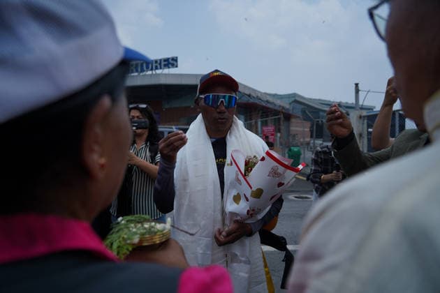 May 22, 2026, Kathmandu, Bagmati, Nepal: Fans and relatives welcome Kami Rita Sherpa, who recently made a world record by climbing Everest for the highest 32 times, in Kathmandu, Nepal on May 22, 2026. Kathmandu Nepal - ZUMAd164 20260522_zip_d164_015 Copyright: xAryanxDhimalx