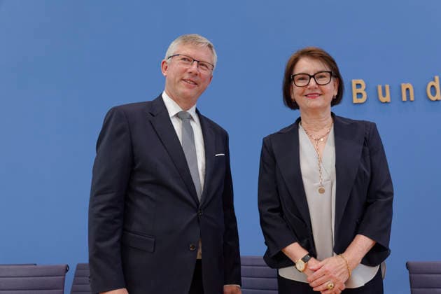 News Bilder des Tages Immobilienbranche fordert Bau-Turbo II 2026-05-18 Deutschland, Berlin Bundespressekonferenz: Bau- und Immobilienbranche fordert Bau-Turbo II, um den Wohnungsmarkt zu beleben. Im Bild: Iris Schöberl, Präsidentin des Zentralen Immobilien Ausschusses (ZIA) und Olaf Demuth, Präsident des Hauptverbandes der Deutschen Bauindustrie .V. (BAUINDUSTRIE).