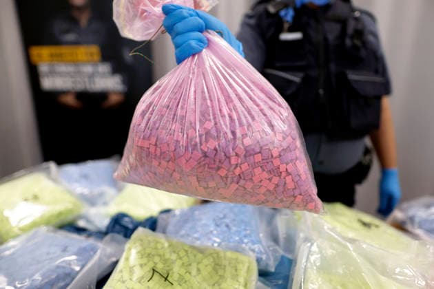 Zollbeamte zeigen sichergestellte Ecstasy-Pillen bei der Jahrespressekonferenz des Hauptzollamt Köln. Zahlreiche Asservate aus den Bereichen Produktfälschung, Produktsicherheit und Artenschutz sowie kuriose Drogenverstecke werden vor Ort präsentiert. Köln, 22.05.2026 NRW Deutschland Copyright: xChristophxHardtx