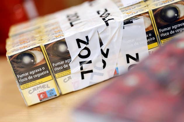 Zollbeamte zeigen sichergestellte Zigaretten-Stangen bei der Jahrespressekonferenz des Hauptzollamt Köln. Zahlreiche Asservate aus den Bereichen Produktfälschung, Produktsicherheit und Artenschutz sowie kuriose Drogenverstecke werden vor Ort präsentiert. Köln, 22.05.2026 NRW Deutschland Copyright: xChristophxHardtx