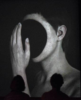 Entertainment Bilder des Tages Besucher betrachten in Riehen in der Fondation Beyeler bei der Pressevorbesichtigung der Ausstellung Pierre Huyghe eine raetselhafte filmische Installation des Kuenstlers. Die eigens fuer die Fondation Beyeler konzipierte Ausstellung zeigt neue Werke, die juengsten Filme sowie zentrale Arbeiten der letzten Jahre. Zu sehen vom 24.Mai bis 13. September 2026 in der Fondation Beyeler in Riehen.