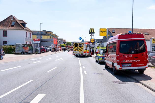 Schwerer Verkehrsunfall in Bad Vilbel Am Nachmittag des 22.05.2026 ereignete sich in Bad Vilbel ein schwerer Verkehrsunfall. Nach ersten Angaben fuhr ein BMW von Dortelweil aus kommend mit überhöhter Geschwindigkeit über eine rote Ampel und kollidierte dann im weiteren Verlauf mit einem LKW. Der Fahrzeuginsasse des BMW verstarb noch vor Ort. Die Straße ist noch Stunden gesperrt. Bad Vilbel Hessen Deutschland
