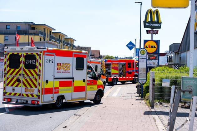 Schwerer Verkehrsunfall in Bad Vilbel Am Nachmittag des 22.05.2026 ereignete sich in Bad Vilbel ein schwerer Verkehrsunfall. Nach ersten Angaben fuhr ein BMW von Dortelweil aus kommend mit überhöhter Geschwindigkeit über eine rote Ampel und kollidierte dann im weiteren Verlauf mit einem LKW. Der Fahrzeuginsasse des BMW verstarb noch vor Ort. Die Straße ist noch Stunden gesperrt. Bad Vilbel Hessen Deutschland