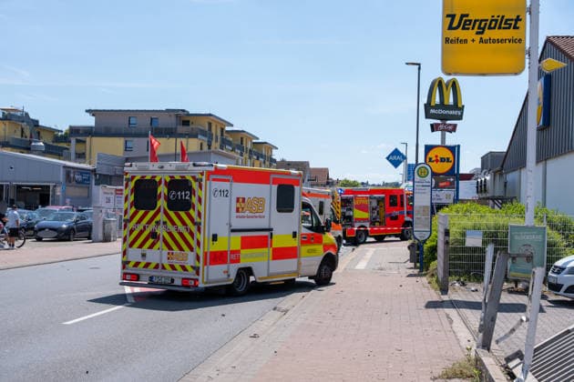 Schwerer Verkehrsunfall in Bad Vilbel Am Nachmittag des 22.05.2026 ereignete sich in Bad Vilbel ein schwerer Verkehrsunfall. Nach ersten Angaben fuhr ein BMW von Dortelweil aus kommend mit überhöhter Geschwindigkeit über eine rote Ampel und kollidierte dann im weiteren Verlauf mit einem LKW. Der Fahrzeuginsasse des BMW verstarb noch vor Ort. Die Straße ist noch Stunden gesperrt. Bad Vilbel Hessen Deutschland