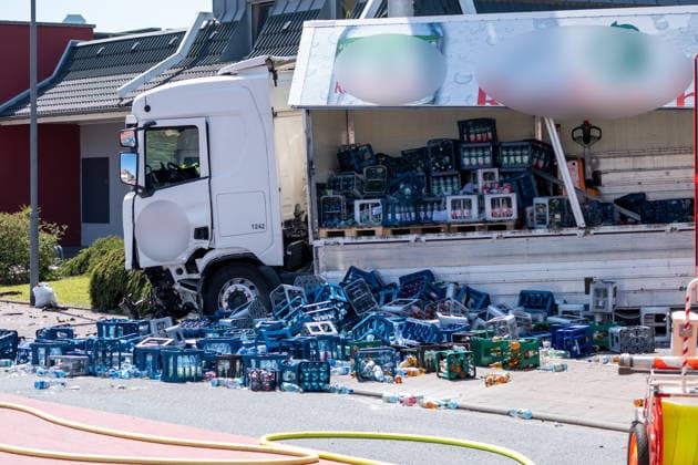 Schwerer Verkehrsunfall in Bad Vilbel Am Nachmittag des 22.05.2026 ereignete sich in Bad Vilbel ein schwerer Verkehrsunfall. Nach ersten Angaben fuhr ein BMW von Dortelweil aus kommend mit überhöhter Geschwindigkeit über eine rote Ampel und kollidierte dann im weiteren Verlauf mit einem LKW. Der Fahrzeuginsasse des BMW verstarb noch vor Ort. Die Straße ist noch Stunden gesperrt. Bad Vilbel Hessen Deutschland