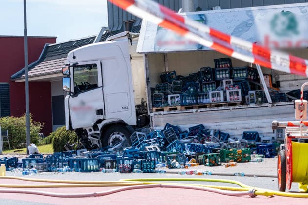 Schwerer Verkehrsunfall in Bad Vilbel Am Nachmittag des 22.05.2026 ereignete sich in Bad Vilbel ein schwerer Verkehrsunfall. Nach ersten Angaben fuhr ein BMW von Dortelweil aus kommend mit überhöhter Geschwindigkeit über eine rote Ampel und kollidierte dann im weiteren Verlauf mit einem LKW. Der Fahrzeuginsasse des BMW verstarb noch vor Ort. Die Straße ist noch Stunden gesperrt. Bad Vilbel Hessen Deutschland