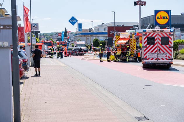 Schwerer Verkehrsunfall in Bad Vilbel Am Nachmittag des 22.05.2026 ereignete sich in Bad Vilbel ein schwerer Verkehrsunfall. Nach ersten Angaben fuhr ein BMW von Dortelweil aus kommend mit überhöhter Geschwindigkeit über eine rote Ampel und kollidierte dann im weiteren Verlauf mit einem LKW. Der Fahrzeuginsasse des BMW verstarb noch vor Ort. Die Straße ist noch Stunden gesperrt. Bad Vilbel Hessen Deutschland