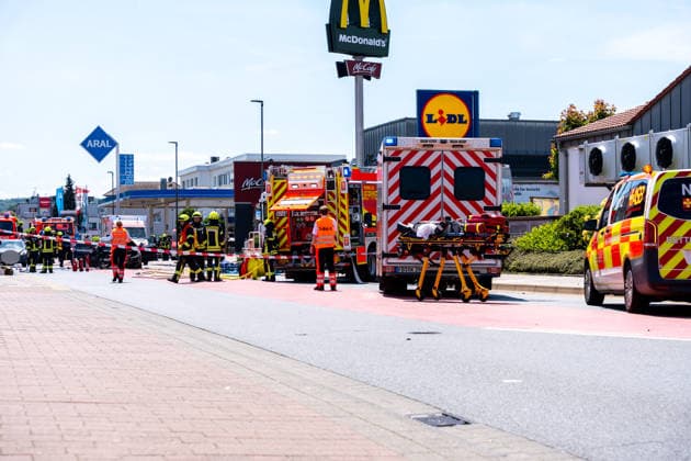 Schwerer Verkehrsunfall in Bad Vilbel Am Nachmittag des 22.05.2026 ereignete sich in Bad Vilbel ein schwerer Verkehrsunfall. Nach ersten Angaben fuhr ein BMW von Dortelweil aus kommend mit überhöhter Geschwindigkeit über eine rote Ampel und kollidierte dann im weiteren Verlauf mit einem LKW. Der Fahrzeuginsasse des BMW verstarb noch vor Ort. Die Straße ist noch Stunden gesperrt. Bad Vilbel Hessen Deutschland