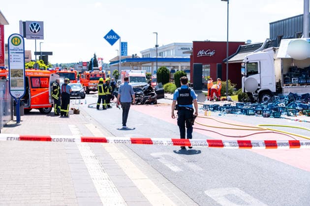 Schwerer Verkehrsunfall in Bad Vilbel Am Nachmittag des 22.05.2026 ereignete sich in Bad Vilbel ein schwerer Verkehrsunfall. Nach ersten Angaben fuhr ein BMW von Dortelweil aus kommend mit überhöhter Geschwindigkeit über eine rote Ampel und kollidierte dann im weiteren Verlauf mit einem LKW. Der Fahrzeuginsasse des BMW verstarb noch vor Ort. Die Straße ist noch Stunden gesperrt. Bad Vilbel Hessen Deutschland