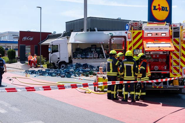 Schwerer Verkehrsunfall in Bad Vilbel Am Nachmittag des 22.05.2026 ereignete sich in Bad Vilbel ein schwerer Verkehrsunfall. Nach ersten Angaben fuhr ein BMW von Dortelweil aus kommend mit überhöhter Geschwindigkeit über eine rote Ampel und kollidierte dann im weiteren Verlauf mit einem LKW. Der Fahrzeuginsasse des BMW verstarb noch vor Ort. Die Straße ist noch Stunden gesperrt. Bad Vilbel Hessen Deutschland