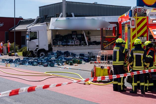 News Bilder des Tages Schwerer Verkehrsunfall in Bad Vilbel Am Nachmittag des 22.05.2026 ereignete sich in Bad Vilbel ein schwerer Verkehrsunfall. Nach ersten Angaben fuhr ein BMW von Dortelweil aus kommend mit überhöhter Geschwindigkeit über eine rote Ampel und kollidierte dann im weiteren Verlauf mit einem LKW. Der Fahrzeuginsasse des BMW verstarb noch vor Ort. Die Straße ist noch Stunden gesperrt. Bad Vilbel Hessen Deutschland