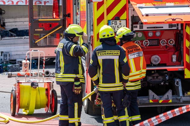 Schwerer Verkehrsunfall in Bad Vilbel Am Nachmittag des 22.05.2026 ereignete sich in Bad Vilbel ein schwerer Verkehrsunfall. Nach ersten Angaben fuhr ein BMW von Dortelweil aus kommend mit überhöhter Geschwindigkeit über eine rote Ampel und kollidierte dann im weiteren Verlauf mit einem LKW. Der Fahrzeuginsasse des BMW verstarb noch vor Ort. Die Straße ist noch Stunden gesperrt. Bad Vilbel Hessen Deutschland
