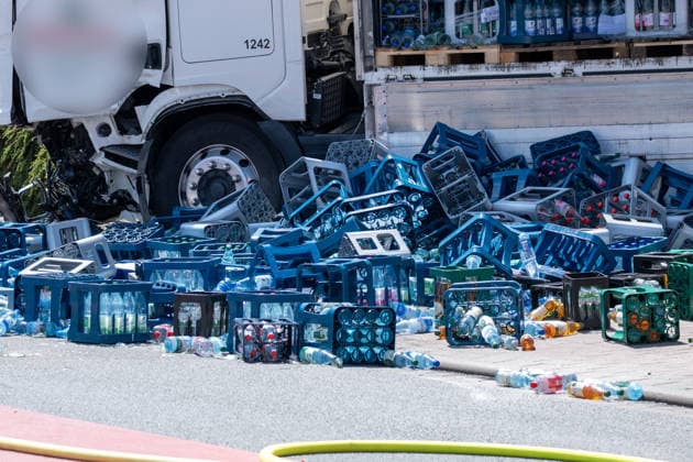 Schwerer Verkehrsunfall in Bad Vilbel Am Nachmittag des 22.05.2026 ereignete sich in Bad Vilbel ein schwerer Verkehrsunfall. Nach ersten Angaben fuhr ein BMW von Dortelweil aus kommend mit überhöhter Geschwindigkeit über eine rote Ampel und kollidierte dann im weiteren Verlauf mit einem LKW. Der Fahrzeuginsasse des BMW verstarb noch vor Ort. Die Straße ist noch Stunden gesperrt. Bad Vilbel Hessen Deutschland