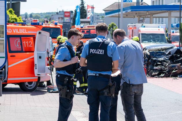 Schwerer Verkehrsunfall in Bad Vilbel Am Nachmittag des 22.05.2026 ereignete sich in Bad Vilbel ein schwerer Verkehrsunfall. Nach ersten Angaben fuhr ein BMW von Dortelweil aus kommend mit überhöhter Geschwindigkeit über eine rote Ampel und kollidierte dann im weiteren Verlauf mit einem LKW. Der Fahrzeuginsasse des BMW verstarb noch vor Ort. Die Straße ist noch Stunden gesperrt. Bad Vilbel Hessen Deutschland