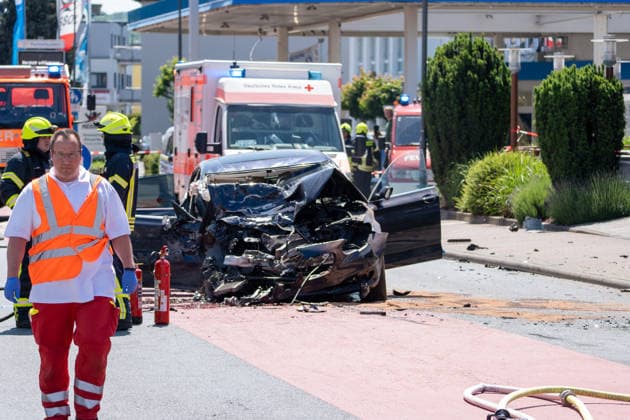 Schwerer Verkehrsunfall in Bad Vilbel Am Nachmittag des 22.05.2026 ereignete sich in Bad Vilbel ein schwerer Verkehrsunfall. Nach ersten Angaben fuhr ein BMW von Dortelweil aus kommend mit überhöhter Geschwindigkeit über eine rote Ampel und kollidierte dann im weiteren Verlauf mit einem LKW. Der Fahrzeuginsasse des BMW verstarb noch vor Ort. Die Straße ist noch Stunden gesperrt. Bad Vilbel Hessen Deutschland