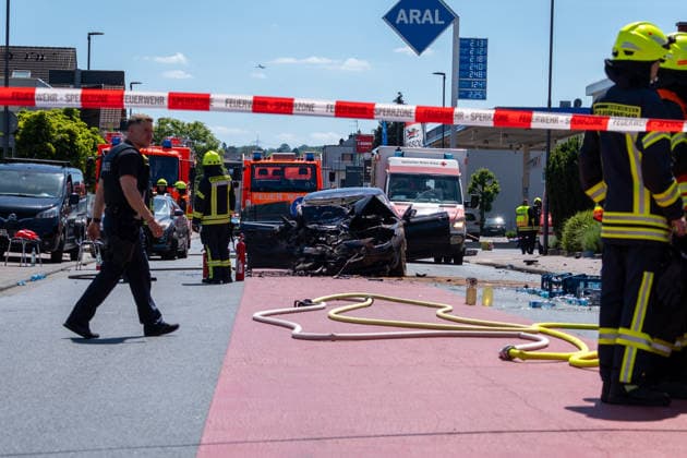 Schwerer Verkehrsunfall in Bad Vilbel Am Nachmittag des 22.05.2026 ereignete sich in Bad Vilbel ein schwerer Verkehrsunfall. Nach ersten Angaben fuhr ein BMW von Dortelweil aus kommend mit überhöhter Geschwindigkeit über eine rote Ampel und kollidierte dann im weiteren Verlauf mit einem LKW. Der Fahrzeuginsasse des BMW verstarb noch vor Ort. Die Straße ist noch Stunden gesperrt. Bad Vilbel Hessen Deutschland