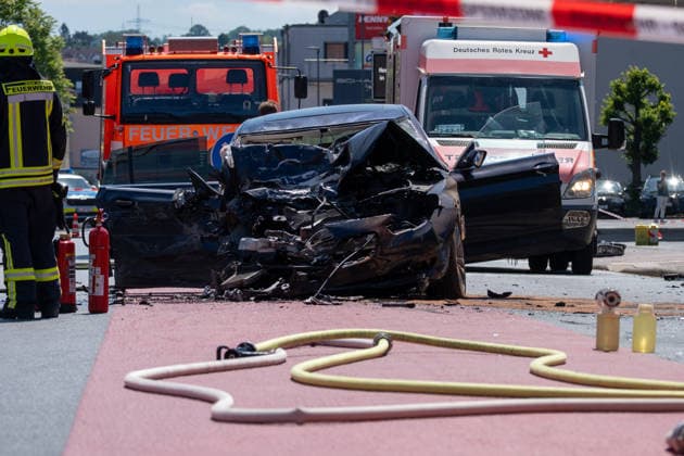 Schwerer Verkehrsunfall in Bad Vilbel Am Nachmittag des 22.05.2026 ereignete sich in Bad Vilbel ein schwerer Verkehrsunfall. Nach ersten Angaben fuhr ein BMW von Dortelweil aus kommend mit überhöhter Geschwindigkeit über eine rote Ampel und kollidierte dann im weiteren Verlauf mit einem LKW. Der Fahrzeuginsasse des BMW verstarb noch vor Ort. Die Straße ist noch Stunden gesperrt. Bad Vilbel Hessen Deutschland