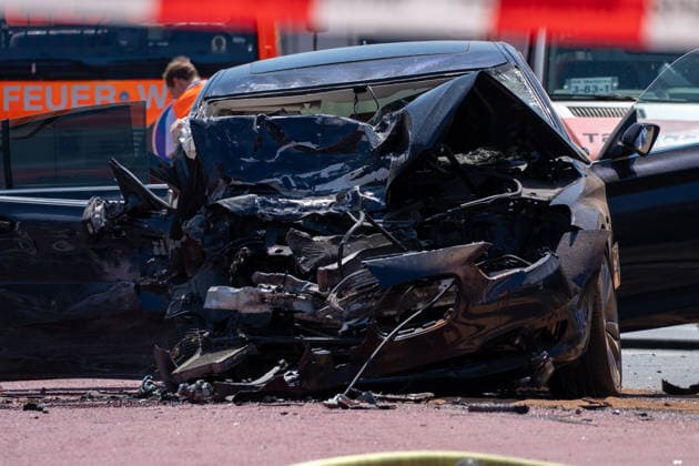 Schwerer Verkehrsunfall in Bad Vilbel Am Nachmittag des 22.05.2026 ereignete sich in Bad Vilbel ein schwerer Verkehrsunfall. Nach ersten Angaben fuhr ein BMW von Dortelweil aus kommend mit überhöhter Geschwindigkeit über eine rote Ampel und kollidierte dann im weiteren Verlauf mit einem LKW. Der Fahrzeuginsasse des BMW verstarb noch vor Ort. Die Straße ist noch Stunden gesperrt. Bad Vilbel Hessen Deutschland
