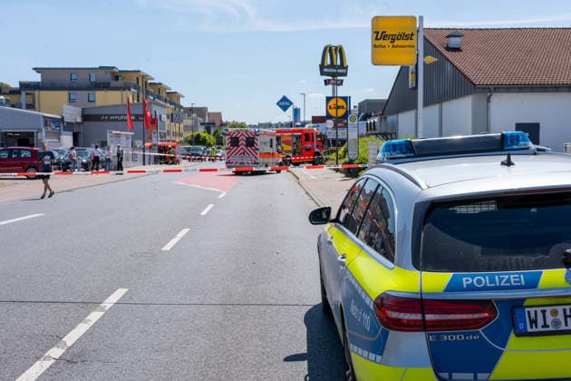 Schwerer Verkehrsunfall in Bad Vilbel Am Nachmittag des 22.05.2026 ereignete sich in Bad Vilbel ein schwerer Verkehrsunfall. Nach ersten Angaben fuhr ein BMW von Dortelweil aus kommend mit überhöhter Geschwindigkeit über eine rote Ampel und kollidierte dann im weiteren Verlauf mit einem LKW. Der Fahrzeuginsasse des BMW verstarb noch vor Ort. Die Straße ist noch Stunden gesperrt. Bad Vilbel Hessen Deutschland
