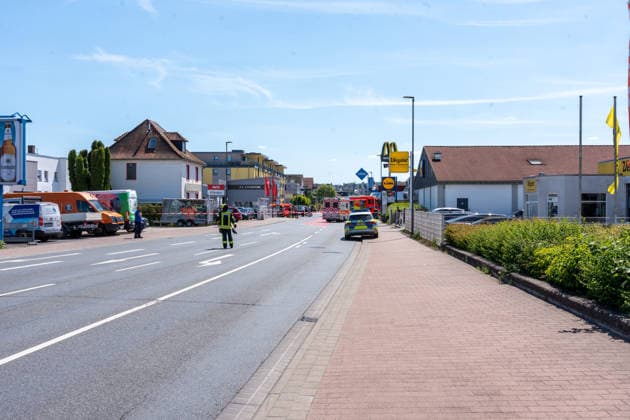 Schwerer Verkehrsunfall in Bad Vilbel Am Nachmittag des 22.05.2026 ereignete sich in Bad Vilbel ein schwerer Verkehrsunfall. Nach ersten Angaben fuhr ein BMW von Dortelweil aus kommend mit überhöhter Geschwindigkeit über eine rote Ampel und kollidierte dann im weiteren Verlauf mit einem LKW. Der Fahrzeuginsasse des BMW verstarb noch vor Ort. Die Straße ist noch Stunden gesperrt. Bad Vilbel Hessen Deutschland