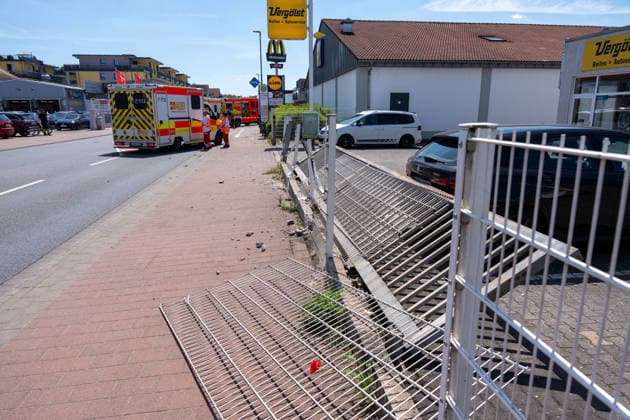 Schwerer Verkehrsunfall in Bad Vilbel Am Nachmittag des 22.05.2026 ereignete sich in Bad Vilbel ein schwerer Verkehrsunfall. Nach ersten Angaben fuhr ein BMW von Dortelweil aus kommend mit überhöhter Geschwindigkeit über eine rote Ampel und kollidierte dann im weiteren Verlauf mit einem LKW. Der Fahrzeuginsasse des BMW verstarb noch vor Ort. Die Straße ist noch Stunden gesperrt. Bad Vilbel Hessen Deutschland