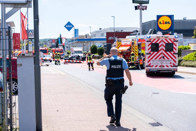 Schwerer Verkehrsunfall in Bad Vilbel Am Nachmittag des 22.05.2026 ereignete sich in Bad Vilbel ein schwerer Verkehrsunfall. Nach ersten Angaben fuhr ein BMW von Dortelweil aus kommend mit überhöhter Geschwindigkeit über eine rote Ampel und kollidierte dann im weiteren Verlauf mit einem LKW. Der Fahrzeuginsasse des BMW verstarb noch vor Ort. Die Straße ist noch Stunden gesperrt. Bad Vilbel Hessen Deutschland