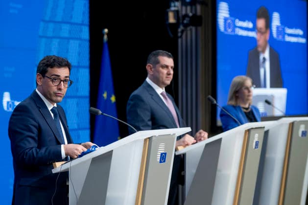 News Bilder des Tages Press Conference On The Foreign Affairs Council (Trade) Stephane Sejourne, Executive Vice-President of the European Commission for Prosperity and Industrial Strategy, and Michael Damianos, Minister for Energy, Commerce and Industry of Cyprus, attend a press conference in Brussels, Belgium, on May 22, 2026. Ministers exchange views on economic security in light of the impact of the Middle East conflict on trade. They also follow up on the 14th WTO ministerial conference (MC14) and discuss WTO reform. Ministers review the state of play of ongoing trade negotiations, including those with Thailand, Malaysia, the Philippines, and the United Arab Emirates. European Union Ministers of Trade meet on May 22, 2026, in Brussels. Brussels Belgium Copyright: xDanielxGnapx originalFilename: gnap-presscon260522_npwRq.jpg