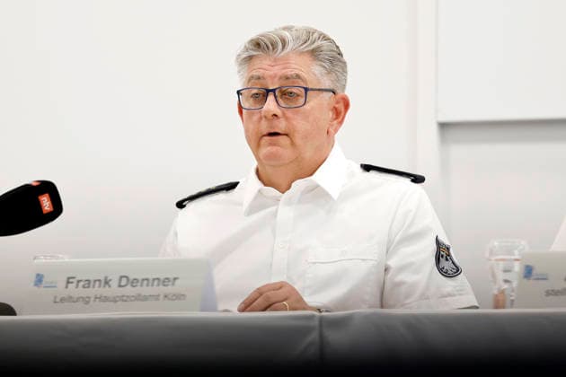 News Bilder des Tages HZA-Leiter Frank Denner, Leiter des Hauptzollamts Köln, bei der Jahrespressekonferenz des Hauptzollamt Köln. Zahlreiche Asservate aus den Bereichen Produktfälschung, Produktsicherheit und Artenschutz sowie kuriose Drogenverstecke werden vor Ort präsentiert. Köln, 22.05.2026 NRW Deutschland Copyright: xChristophxHardtx