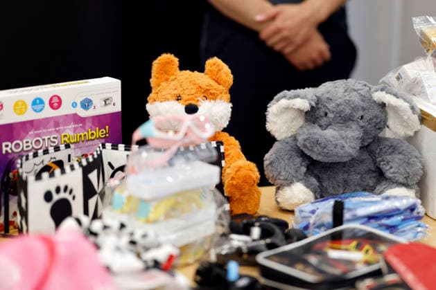 Zollbeamte zeigen sichergestellte Spielzeuge, welche die Einfuhrbeschränkungen nicht erfüllten etwa weil sie keine CE-Kennzeichnung hatten, bei der Jahrespressekonferenz des Hauptzollamt Köln. Zahlreiche Asservate aus den Bereichen Produktfälschung, Produktsicherheit und Artenschutz sowie kuriose Drogenverstecke werden vor Ort präsentiert. Köln, 22.05.2026 NRW Deutschland Copyright: xChristophxHardtx