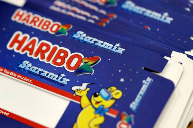 Zollbeamte zeigen sichergestellte gefälschte Haribo-Verpackungen für Gummibärchen mit THC bei der Jahrespressekonferenz des Hauptzollamt Köln. Zahlreiche Asservate aus den Bereichen Produktfälschung, Produktsicherheit und Artenschutz sowie kuriose Drogenverstecke werden vor Ort präsentiert. Köln, 22.05.2026 NRW Deutschland Copyright: xChristophxHardtx