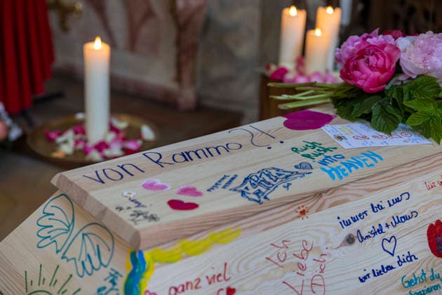 Entertainment Bilder des Tages Sarg Beerdigung von Remo AimŽ Pollert , Sohn von Lara Joy Körner, auf dem Friedhof Bogenhausen in München Datum: 22.05.2026