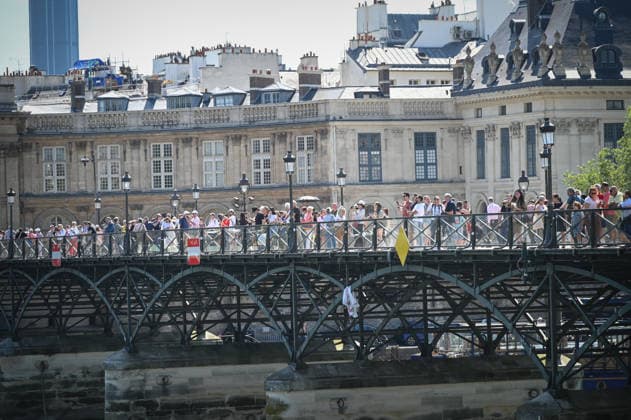 La Caverne du Pont, a temporary monumental work of art on the Pont Neuf signed by the artist JR La Caverne du Pont, une oeuvre dart monumentale éphémère sur le Pont Neuf signée de lartiste JR Public sur le Pont des Arts venu observer loeuvre 456656 2026 05 22 sans perso  Copyright: xBarbaraxNeymanx xStarfacex STAR_456656_002