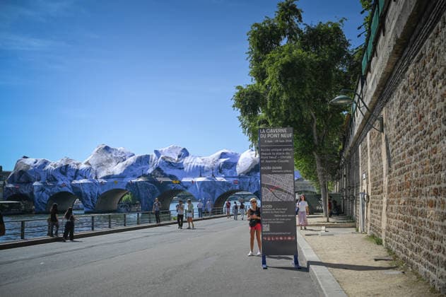 La Caverne du Pont, a temporary monumental work of art on the Pont Neuf signed by the artist JR La Caverne du Pont, une oeuvre dart monumentale éphémère sur le Pont Neuf signée de lartiste JR 456656 2026 05 22 sans perso  Copyright: xBarbaraxNeymanx xStarfacex STAR_456656_033