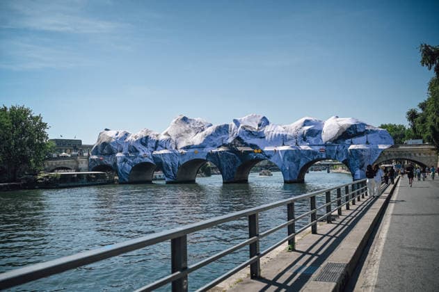 La Caverne du Pont, a temporary monumental work of art on the Pont Neuf signed by the artist JR La Caverne du Pont, une oeuvre dart monumentale éphémère sur le Pont Neuf signée de lartiste JR 456656 2026 05 22 sans perso  Copyright: xBarbaraxNeymanx xStarfacex STAR_456656_034