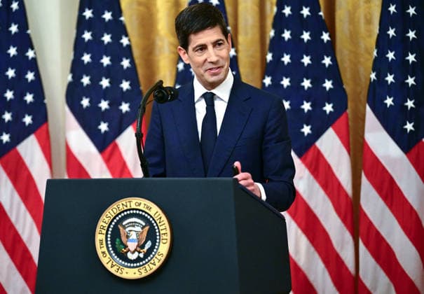 May 22, 2026, Washington, District Of Columbia, USA: Kevin Warsh, Chair of the Board of Governors of the Federal Reserve System makes remarks after taking the oath of office during a swearing-In ceremony in the East Room of the White House in Washington on May 22, 2026. Looking on at right is United States President Donald J Trump Washington USA - ZUMAs152 20260522_faa_s152_021 Copyright: xKylexMazzax-xNUFxxviaxCNPx