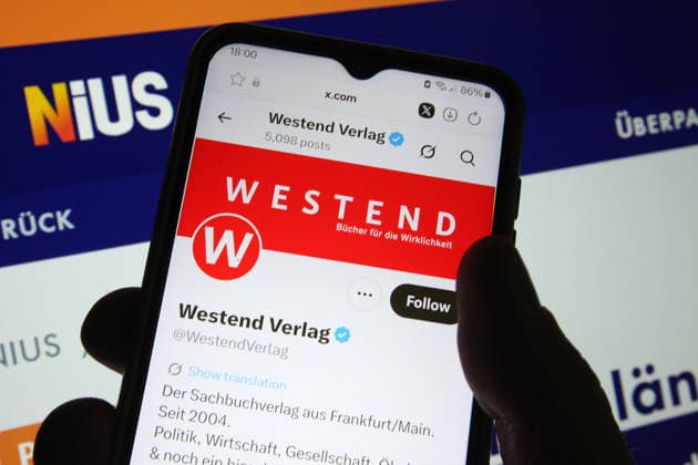 Auf einem Smartphone wurde der X-Account vom Westend Verlag aufgerufen. Dahinter wurde auf einem Laptop das Onlinemedium Nius geöffnet. In einem offenen Brief haben 32 Autoren ihren Rückzug aus dem Westend Verlag angekündigt. Sie werfen dem Verlag eine Nähe zum Rechtspopulismus vor. Anlass ist das Erscheinen des von Nius-Chefredakteur Julian Reichelt und seiner Kollegin Pauline Voss herausgegebenen Bandes Links – Deutsch Deutsch – Links im Westend Verlag. Symbolbild Symbolfoto. Schnelsen Hamburg