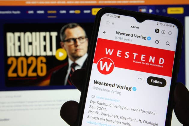 Auf einem Smartphone wurde der X-Account vom Westend Verlag aufgerufen. Dahinter wurde auf einem Laptop das Onlinemedium Nius geöffnet. In einem offenen Brief haben 32 Autoren ihren Rückzug aus dem Westend Verlag angekündigt. Sie werfen dem Verlag eine Nähe zum Rechtspopulismus vor. Anlass ist das Erscheinen des von Nius-Chefredakteur Julian Reichelt und seiner Kollegin Pauline Voss herausgegebenen Bandes Links – Deutsch Deutsch – Links im Westend Verlag. Symbolbild Symbolfoto. Schnelsen Hamburg